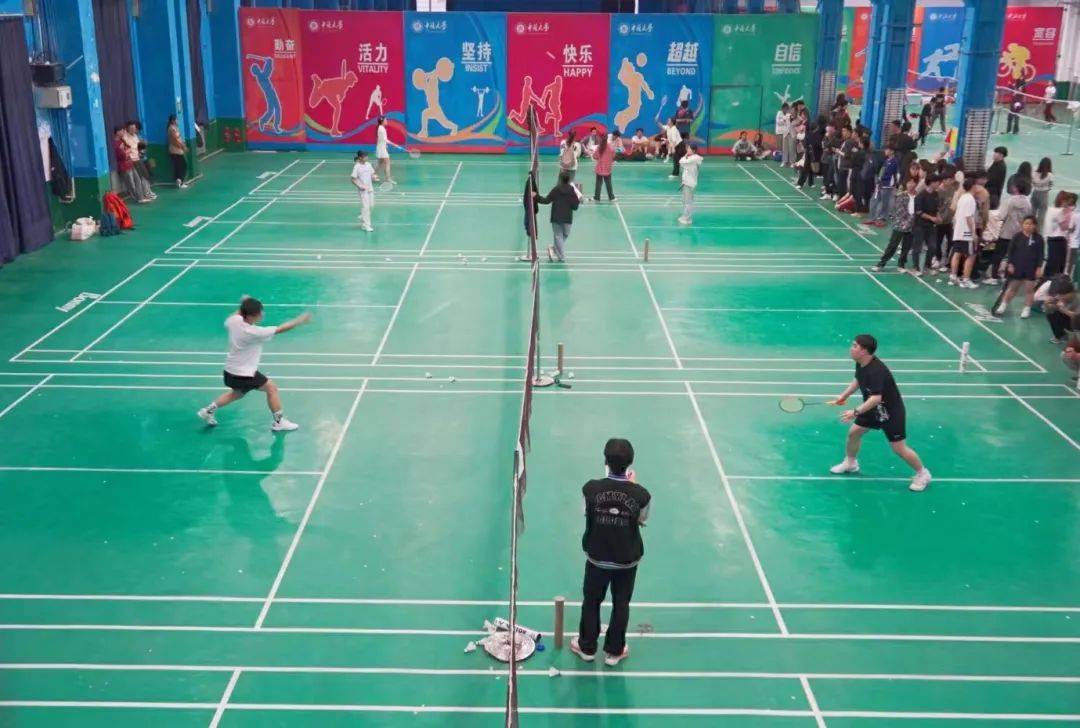 开云体育登录-场面火爆！羽毛球观众席沸腾不已