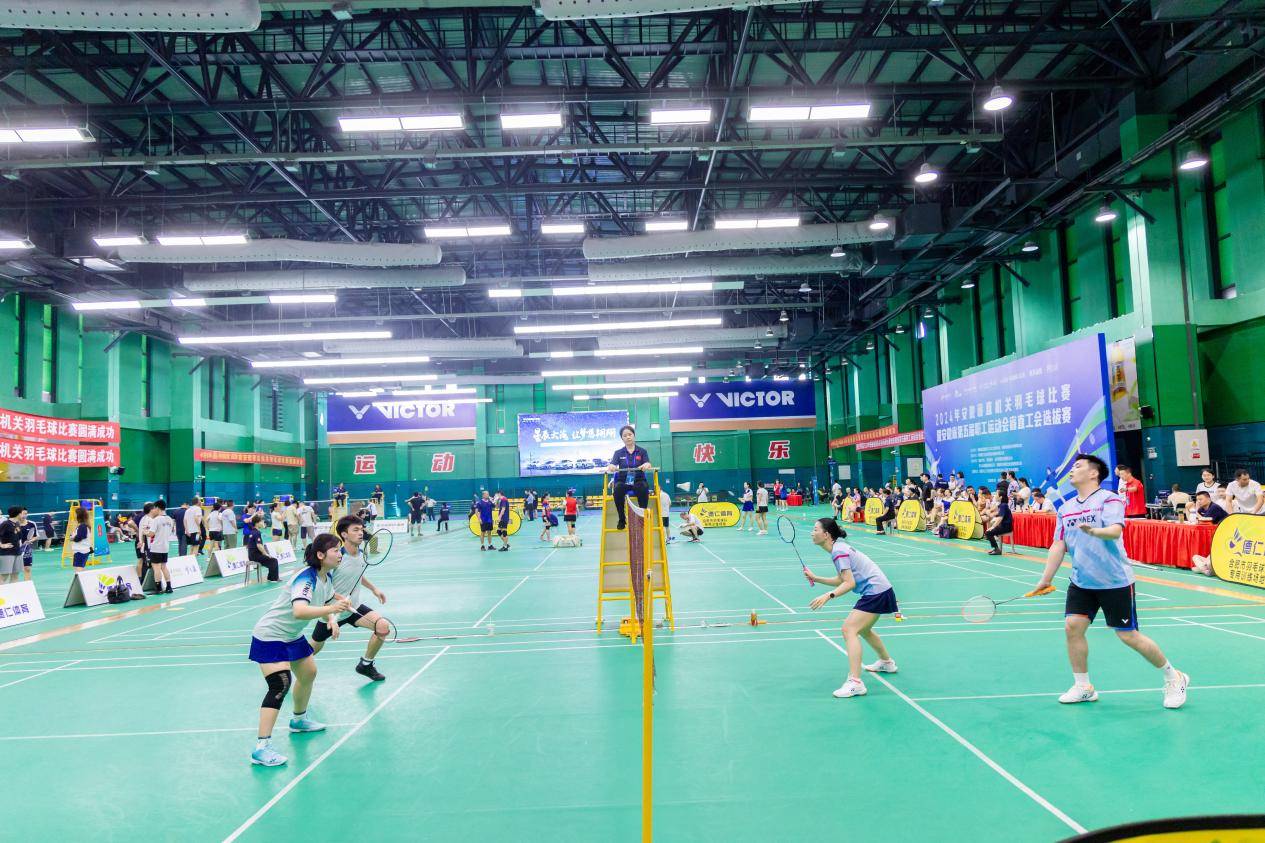 场面火爆！羽毛球观众席沸腾不已