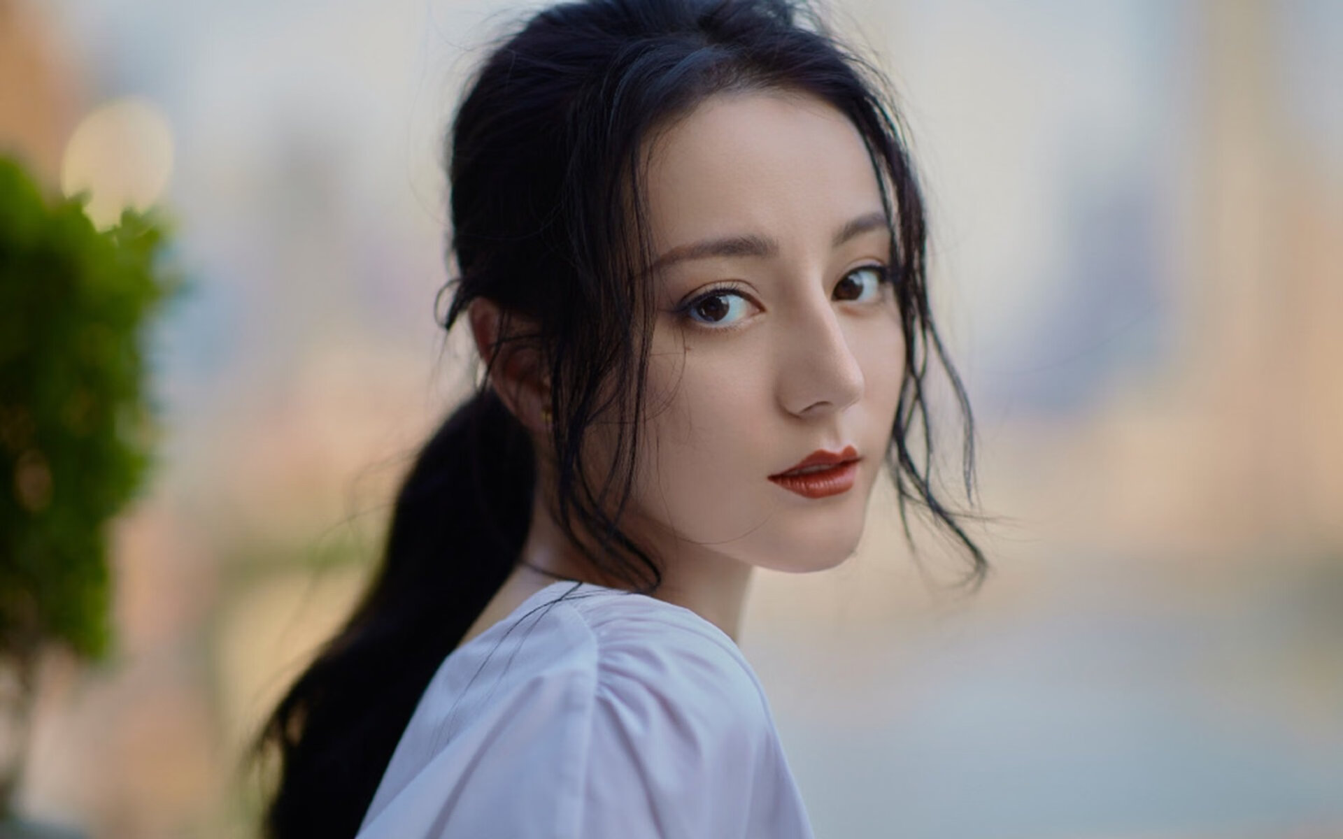 首先，根据关键词，扩展思维，拟定一个既有气势又不失深度的标题